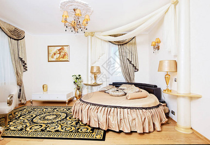 金色古典卧室内有圆床和小桌子图片