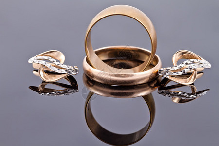 金婚戒指和金耳环新图片