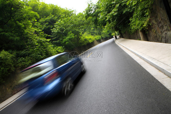 城市夜间交通视图专注于道路图片