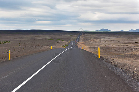 横跨冰岛地貌的无尽高速公路图片