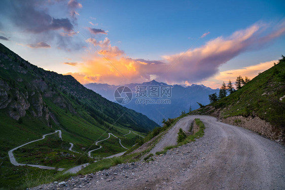 通往意大利高山口的土山路ColledelleFinestre日落时的广阔景色图片
