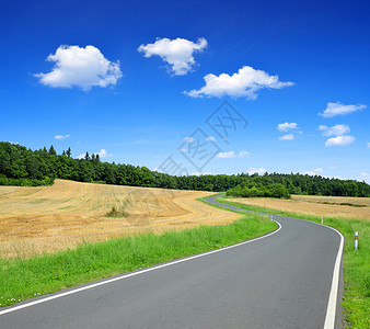 夏季景观中的柏油路图片