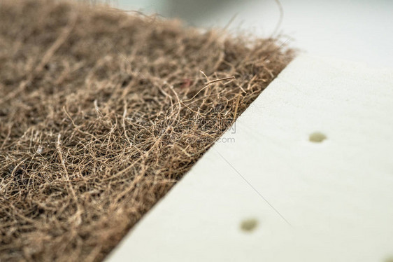 椰子纤维床垫椰子壳和自然对位乳胶橡用于生产床垫的磨碎的椰子壳椰壳在工厂压榨椰图片