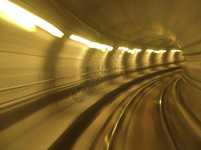 在地铁隧道中速图片