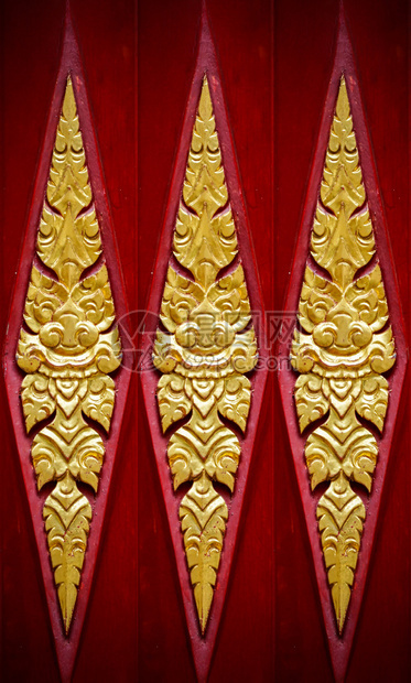 泰国本土风格的木雕寺庙窗户细节图片