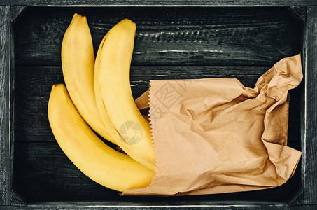 购物纸袋中香蕉的俯视图图片