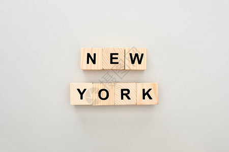 以白色背景写字的纽约木背景图片