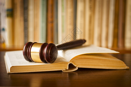 打开法律书法官木槌放在法庭或执法办公图片