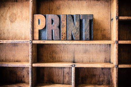 在木制抽屉里用老式木质纸印刷写成的字图片