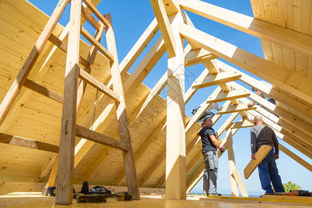 屋顶建筑商安装预制木屋顶建筑背景图片