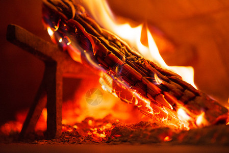 带有燃烧原木的传统燃木砖炉内部背景图片