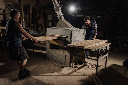 木匠在木工车间用木板工作图片