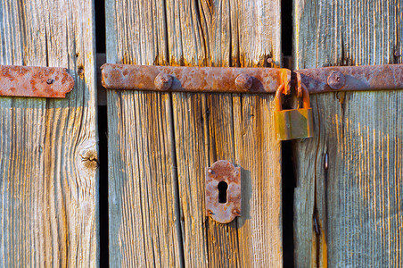 带生锈锁的旧木门图片