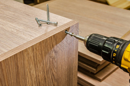 家具组装螺丝特写的过程图片素材