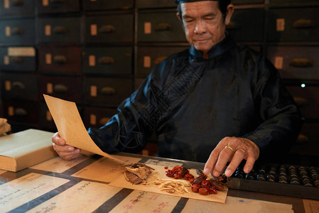 传统医生根据食谱包装成份的传统药业图片