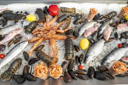 海鲜柜台虾和小龙虾配鱼图片