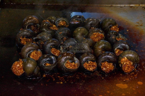 使用特别煎锅中调料和口味添加剂的炸河蜗牛图片