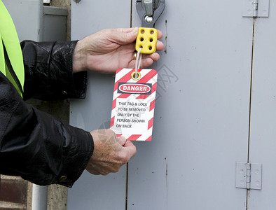 电工用挂牌标志锁定了一个电气面板背景图片