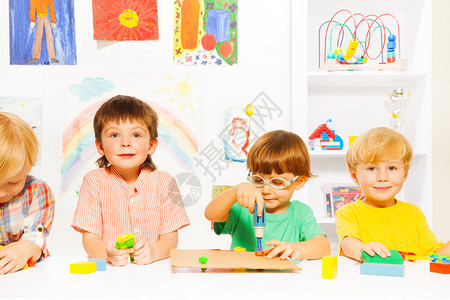 幼儿园班中有一群儿童使用塑料工具男孩使图片