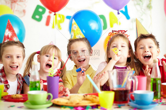 一群可爱的孩子在生日派对上玩得开图片