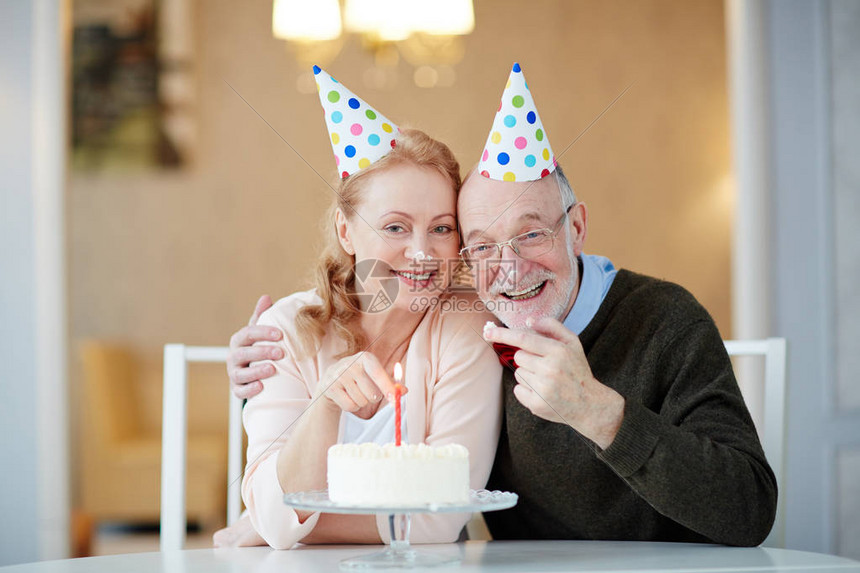 丈夫和妻子在生日礼帽中欢快图片