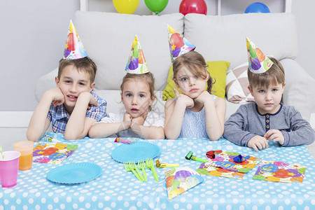 孩子们在生日派对上玩得开心生日快乐图片