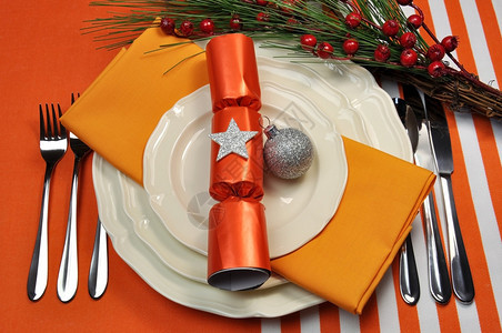 明亮多彩的圣诞餐桌布置图片