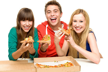 三个朋友吃披萨图片