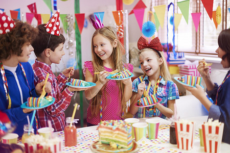 孩子们和好朋友一起庆祝九岁生日图片