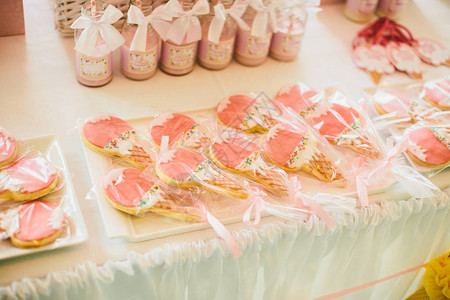 糖果棒的生日桌装饰图片