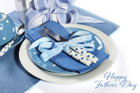 父亲节快乐蓝色主题桌设置与礼物在白色与示例文本或复制空间为您图片
