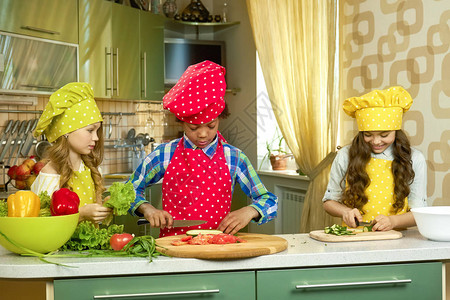 厨房里的孩子切蔬菜的小孩快速和轻图片