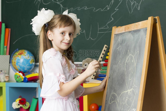 小学班级女学生在黑板上画学校教图片