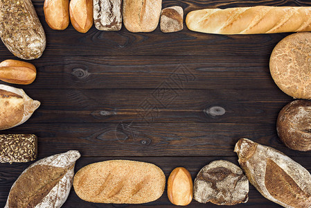 木桌上各种健康的有机自制面包图片