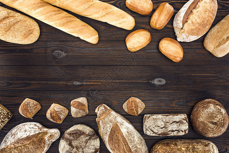 木制桌子上各种有机自制面包图片