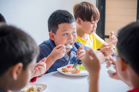 在学校食堂与朋友共进午餐的图片