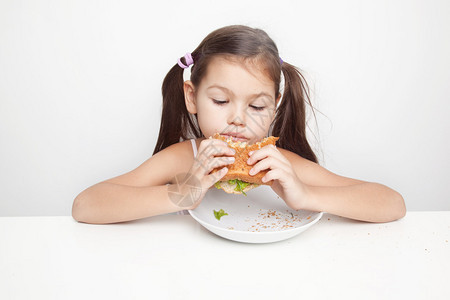 小女孩吃素食三明治图片