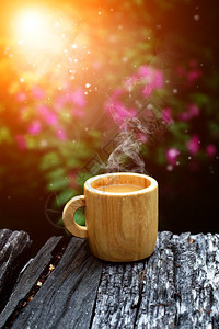 早晨用木杯喝咖啡图片