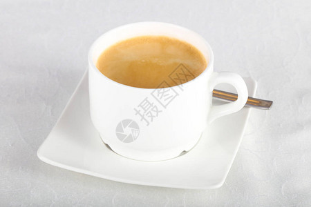 白桌上的美式热咖啡图片