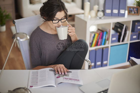 美丽的女人在家里的肖像图片