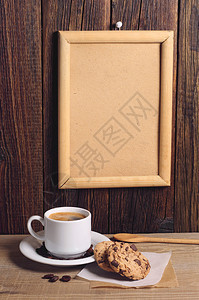 一杯咖啡巧克力饼干和木墙图片