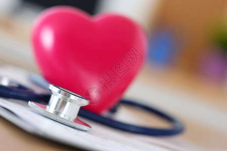 医用听诊器头和红色玩具心躺在心电图表特写上医疗帮助预防疾病预防或保险概念心脏病学护理健康图片