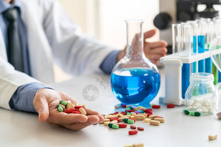 制药实验室的五颜六色的药丸和药片未来治愈疾病的医疗图片