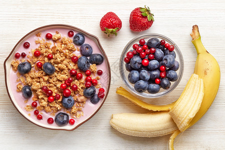 健康早餐一碗酸奶配格兰诺拉麦片和浆果图片