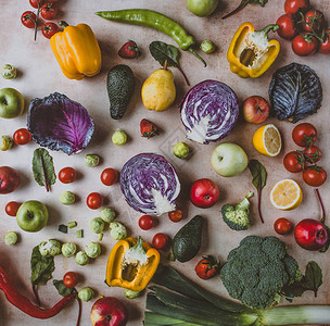 桌面上不同水果和蔬菜堆图片