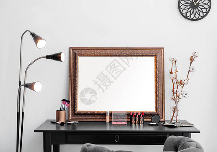化妆室镜子附近的化妆桌上装饰图片