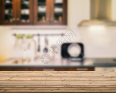 厨房背景模糊的木制台面图片