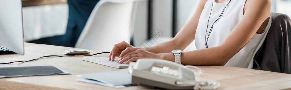 妇女在办公室计算机键盘上打字图片