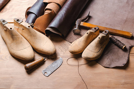 皮革在卷轴鞋架工具和鞋子中图片