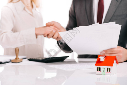 商业家和女商人握手时对白借房贷概念的亲切看图片